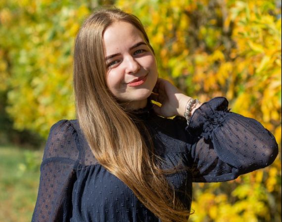 Hittel, megértéssel, magyarul – A Gerhardinumban kezdi pedagógus pályáját Vajda Noémi Andrea