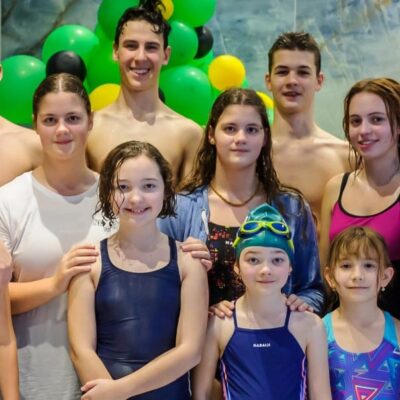 Bajnok tanítja úszni a Bartók Líceumos gyerekeket