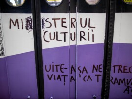 Dan Perjovschi langa tramvai in Piata Libertatii din Timisoara, duminica 19 februarie 2022. Sebastian Tataru / SEBATATARU.RO